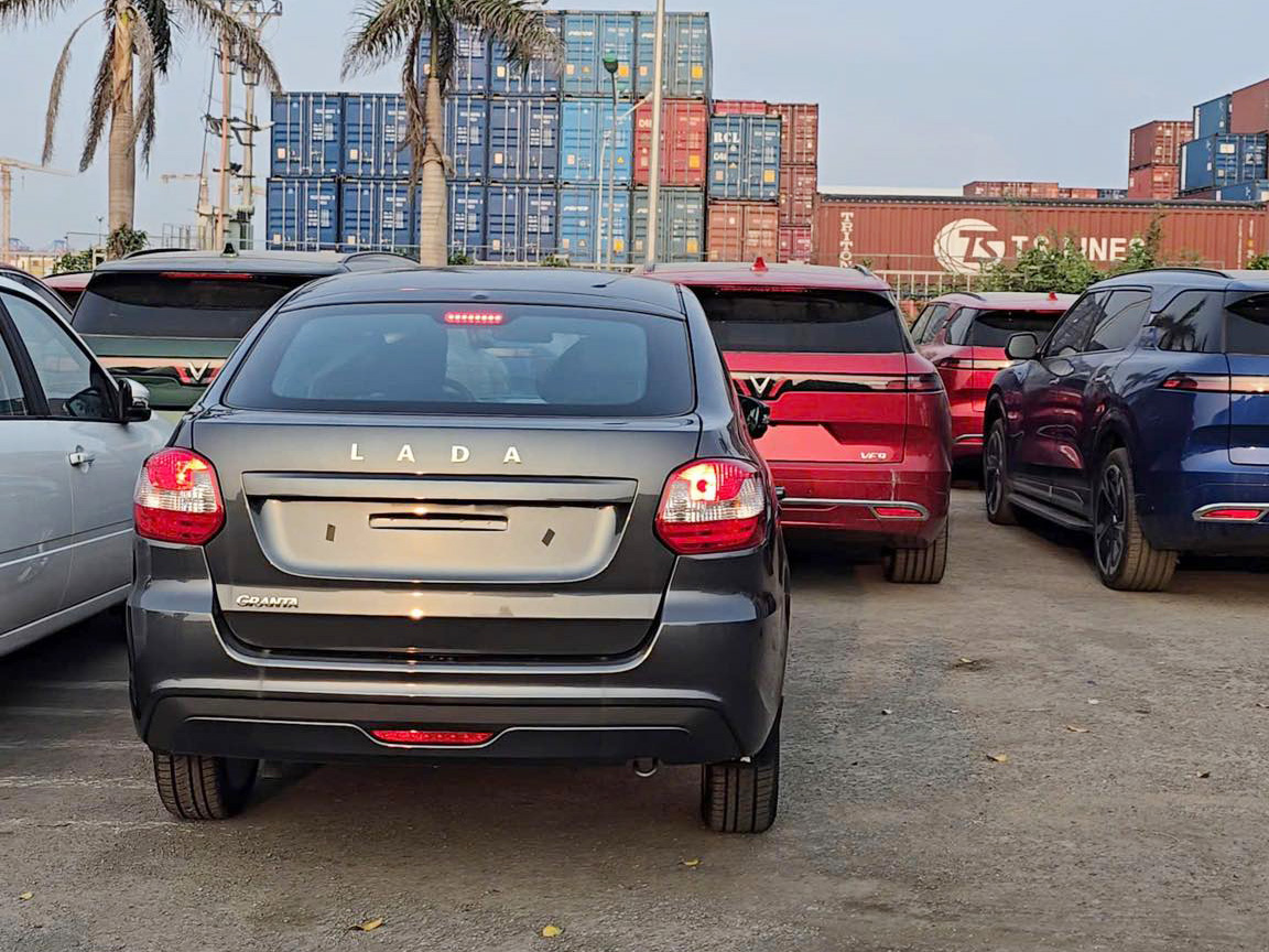 Ảnh thực tế lô ô tô Nga giá dự kiến từ 360 triệu đồng đã về Việt Nam: Có SUV kiểu Jimny, sedan cùng cỡ Attrage- Ảnh 3. Ảnh thực tế lô ô tô Nga giá dự kiến từ 360 triệu đồng đã về Việt Nam: Có SUV kiểu Jimny, sedan cùng cỡ Attrage- Ảnh 3.