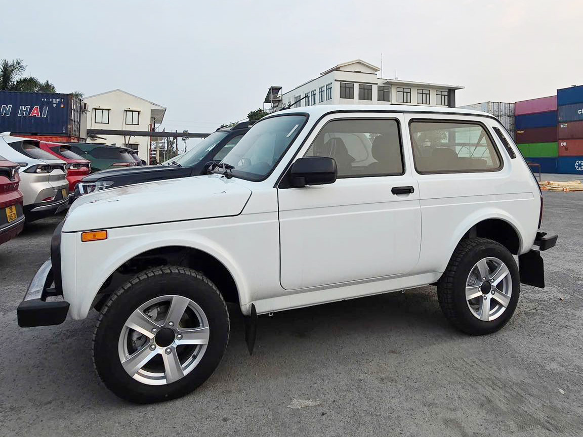 Ảnh thực tế lô ô tô Nga giá dự kiến từ 360 triệu đồng đã về Việt Nam: Có SUV kiểu Jimny, sedan cùng cỡ Attrage- Ảnh 8. Ảnh thực tế lô ô tô Nga giá dự kiến từ 360 triệu đồng đã về Việt Nam: Có SUV kiểu Jimny, sedan cùng cỡ Attrage- Ảnh 8.