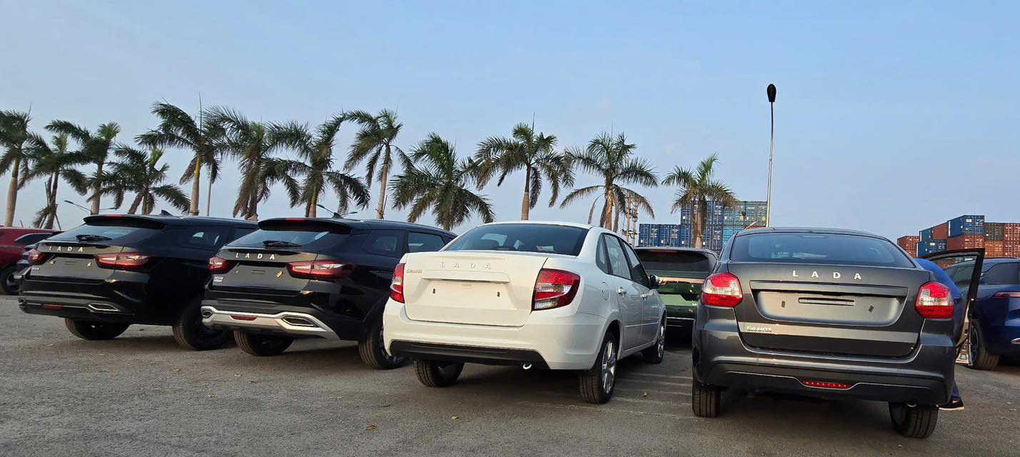 Ảnh thực tế lô ô tô Nga giá dự kiến từ 360 triệu đồng đã về Việt Nam: Có SUV kiểu Jimny, sedan cùng cỡ Attrage- Ảnh 2. Ảnh thực tế lô ô tô Nga giá dự kiến từ 360 triệu đồng đã về Việt Nam: Có SUV kiểu Jimny, sedan cùng cỡ Attrage- Ảnh 2.