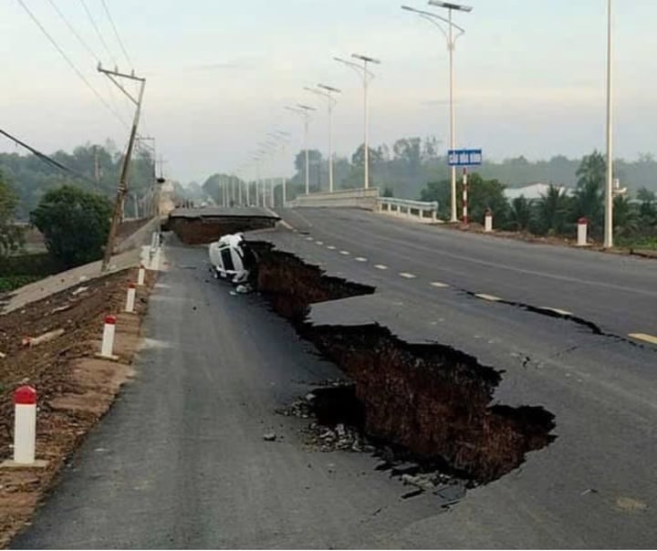 Sập mặt cầu mới khánh thành ở Tây Ninh, ô tô và 2 xe máy rơi xuống hố- Ảnh 1.