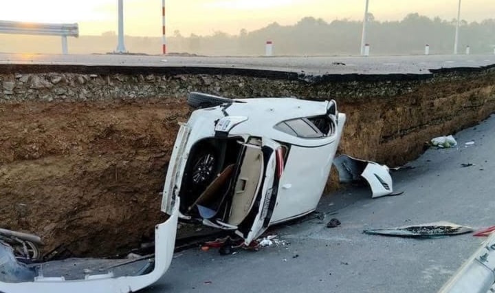 Sập mặt cầu mới khánh thành ở Tây Ninh, ô tô và 2 xe máy rơi xuống hố- Ảnh 2.