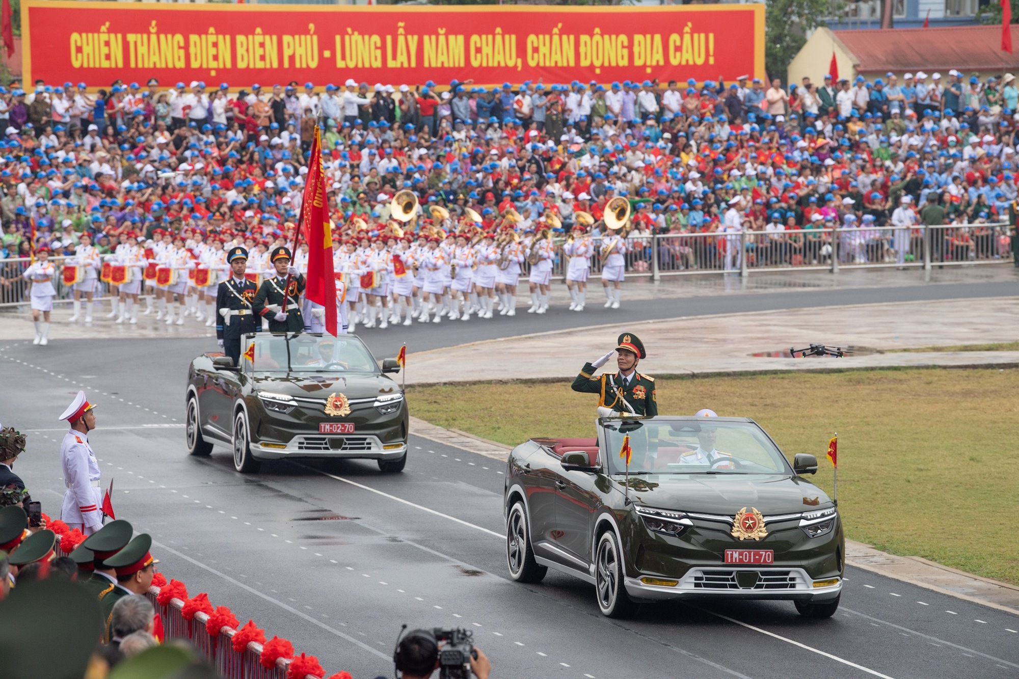 Cơ hội xem tận mắt bộ đôi VinFast VF 8 mui trần tại Hải Phòng: Thiết kế như xe thương mại, có 2 phiên bản- Ảnh 5. Cơ hội xem tận mắt bộ đôi VinFast VF 8 mui trần tại Hải Phòng: Thiết kế như xe thương mại, có 2 phiên bản- Ảnh 5.