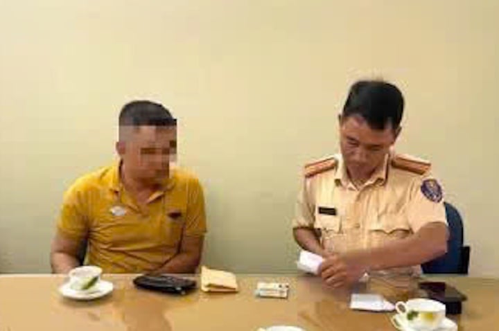 Phạt tài xế xe buýt mở cửa xe bất cẩn còn lớn tiếng đe dọa người đi đường- Ảnh 1. Phạt tài xế xe buýt mở cửa xe bất cẩn còn lớn tiếng đe dọa người đi đường- Ảnh 1.