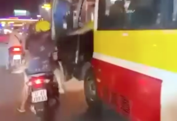 Phạt tài xế xe buýt mở cửa xe bất cẩn còn lớn tiếng đe dọa người đi đường- Ảnh 2. Phạt tài xế xe buýt mở cửa xe bất cẩn còn lớn tiếng đe dọa người đi đường- Ảnh 2.
