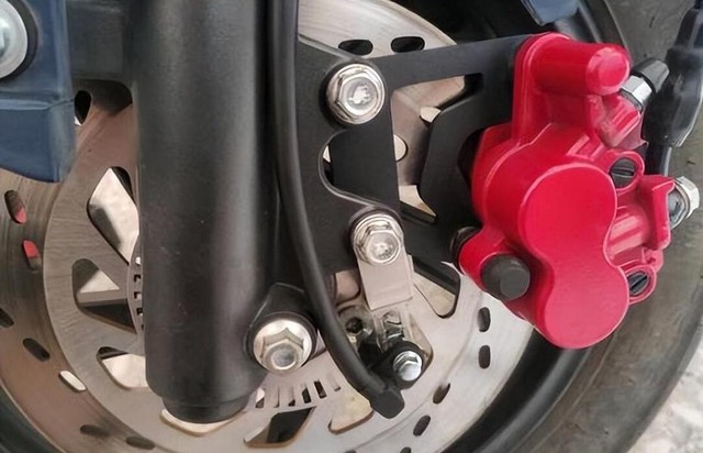 Chiếc xe tay ga không ABS của nhà Suzuki khiến thị trường Trung Quốc 'náo loạn': Người dùng nóng ruột, hãng vẫn im lặng!- Ảnh 2. Chiếc xe tay ga không ABS của nhà Suzuki khiến thị trường Trung Quốc 'náo loạn': Người dùng nóng ruột, hãng vẫn im lặng!- Ảnh 2.