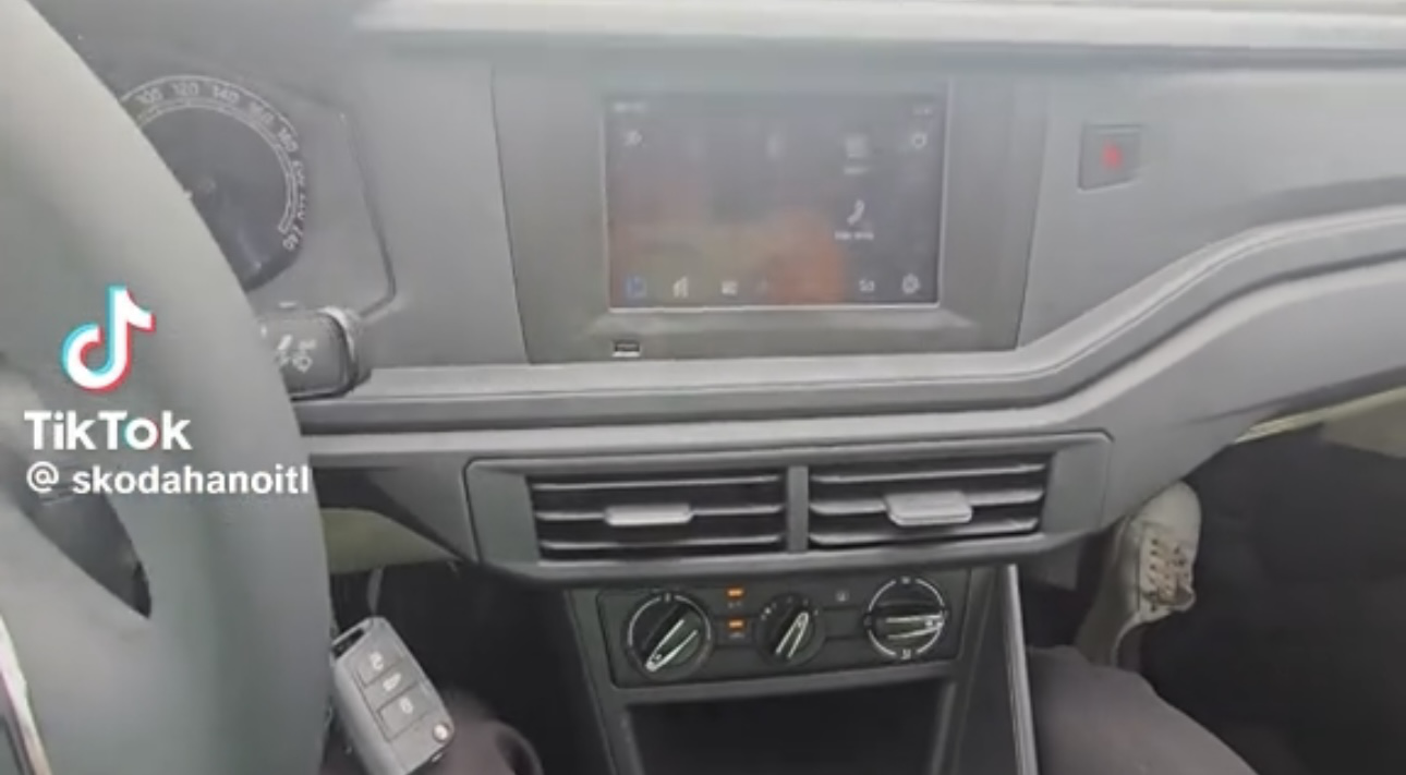 Lộ nội thất 2 bản Skoda Slavia tại Việt Nam: Bản cao có màn lớn, bản thấp toàn 'chỉnh cơm', có số sàn, giá có thể dưới 500 triệu đồng- Ảnh 7.