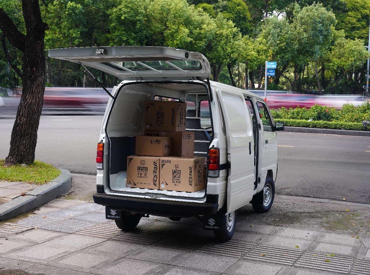 'Đặt lên bàn cân' EC Van và Suzuki Carry mới hiểu vì sao dân mạng gọi xe mới của VinFast là 'kẻ hủy diệt Su cóc'- Ảnh 6. 'Đặt lên bàn cân' EC Van và Suzuki Carry mới hiểu vì sao dân mạng gọi xe mới của VinFast là 'kẻ hủy diệt Su cóc'- Ảnh 6.