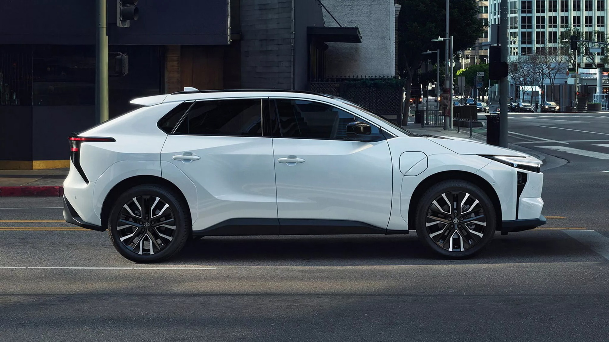 SUV điện Toyota từng về Việt Nam được nâng cấp: Đổi tên, tinh chỉnh thiết kế, mạnh tới 338 mã lực, 505km/sạc- Ảnh 4. SUV điện Toyota từng về Việt Nam được nâng cấp: Đổi tên, tinh chỉnh thiết kế, mạnh tới 338 mã lực, 505km/sạc- Ảnh 4.