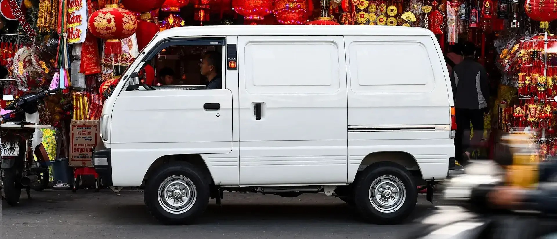 'Đặt lên bàn cân' EC Van và Suzuki Carry mới hiểu vì sao dân mạng gọi xe mới của VinFast là 'kẻ hủy diệt Su cóc'- Ảnh 4. 'Đặt lên bàn cân' EC Van và Suzuki Carry mới hiểu vì sao dân mạng gọi xe mới của VinFast là 'kẻ hủy diệt Su cóc'- Ảnh 4.