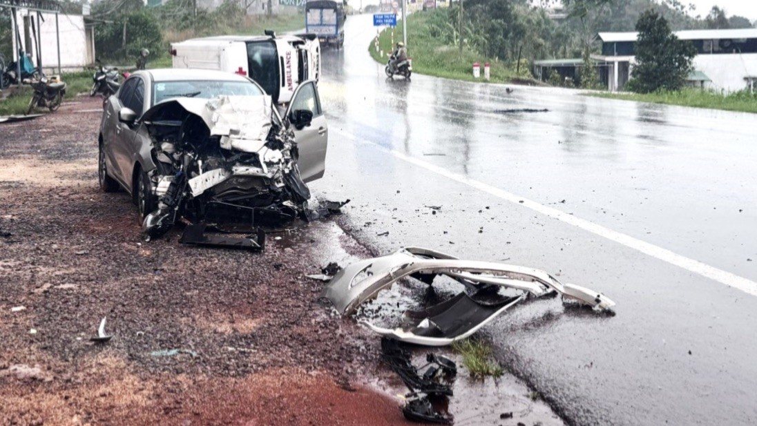 Nhiều người bị thương sau vụ xe cứu thương quay vòng, lật nghiêng khi va với ô tô con- Ảnh 3.