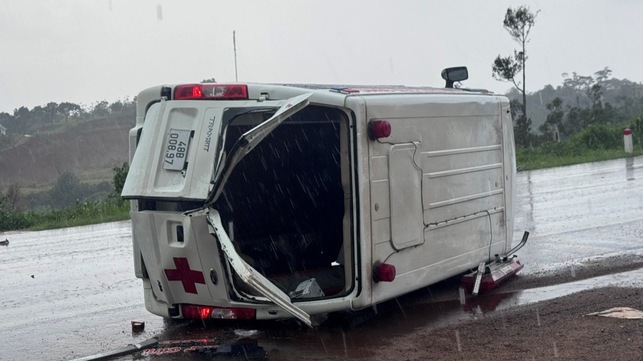 Nhiều người bị thương sau vụ xe cứu thương quay vòng, lật nghiêng khi va với ô tô con- Ảnh 4.