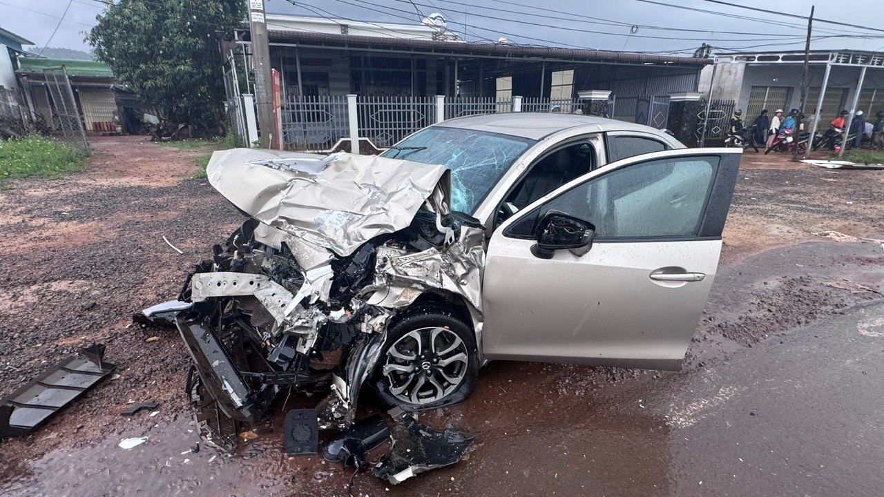 Nhiều người bị thương sau vụ xe cứu thương quay vòng, lật nghiêng khi va với ô tô con- Ảnh 2.