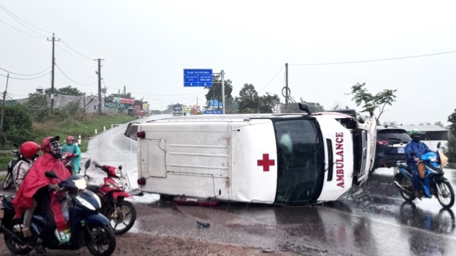 Nhiều người bị thương sau vụ xe cứu thương quay vòng, lật nghiêng khi va với ô tô con- Ảnh 1.