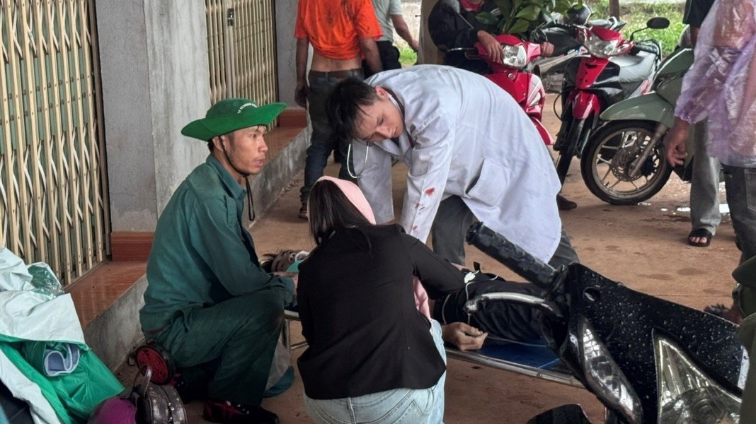 Nhiều người bị thương sau vụ xe cứu thương quay vòng, lật nghiêng khi va với ô tô con- Ảnh 5.