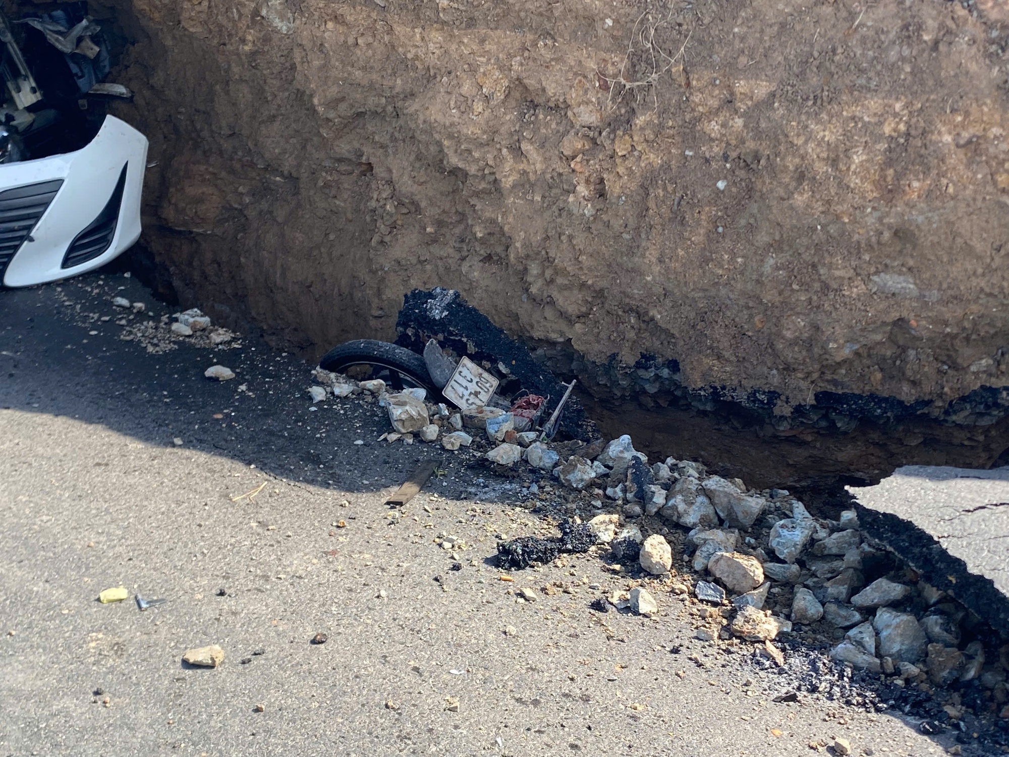 Vụ sụt lún khiến ô tô và xe máy rơi xuống hố ở Tây Ninh: Nhà thầu nào thi công dự án?- Ảnh 2. Vụ sụt lún khiến ô tô và xe máy rơi xuống hố ở Tây Ninh: Nhà thầu nào thi công dự án?- Ảnh 2.