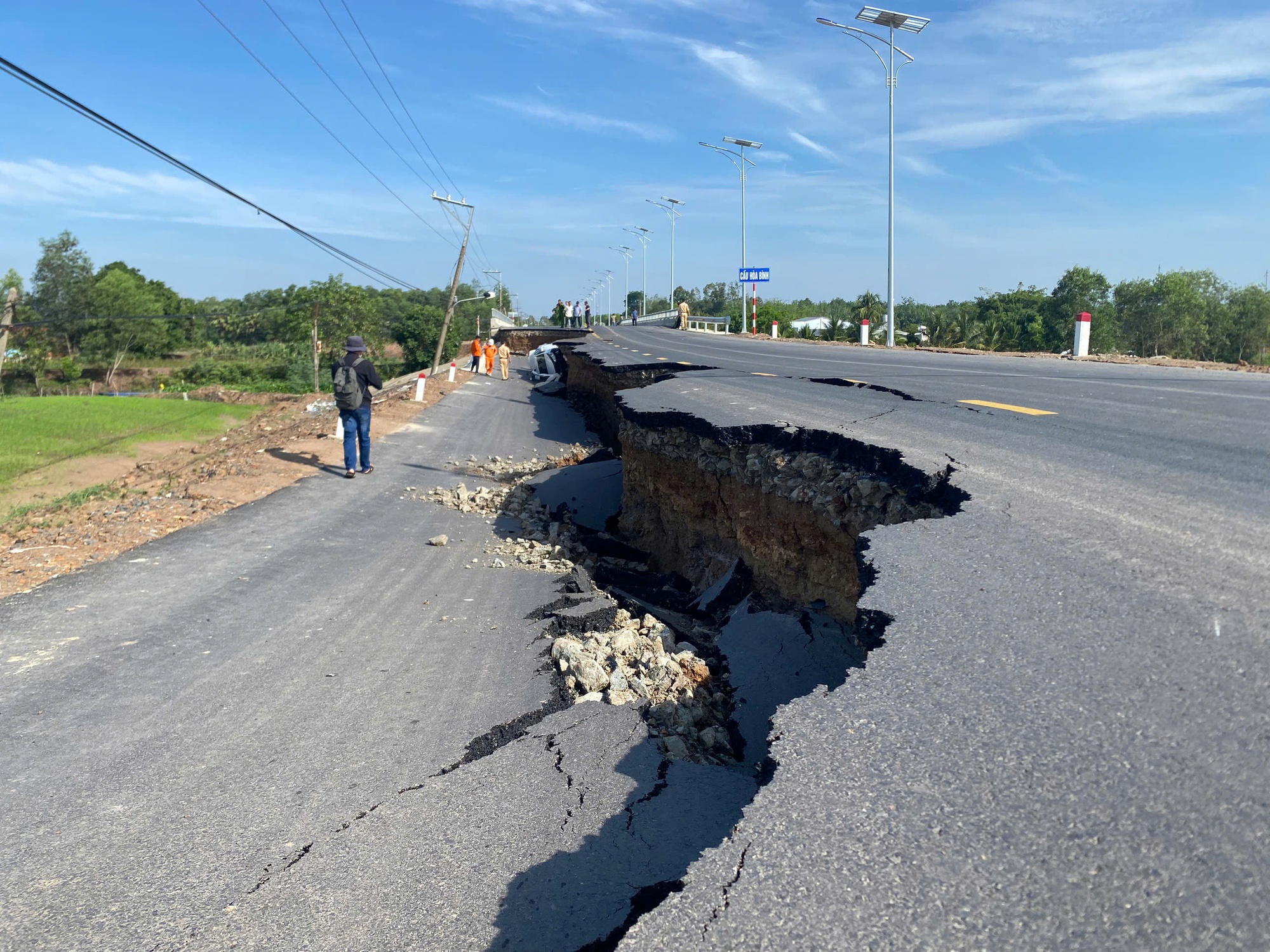 Vụ sụt lún khiến ô tô và xe máy rơi xuống hố ở Tây Ninh: Nhà thầu nào thi công dự án?- Ảnh 1. Vụ sụt lún khiến ô tô và xe máy rơi xuống hố ở Tây Ninh: Nhà thầu nào thi công dự án?- Ảnh 1.