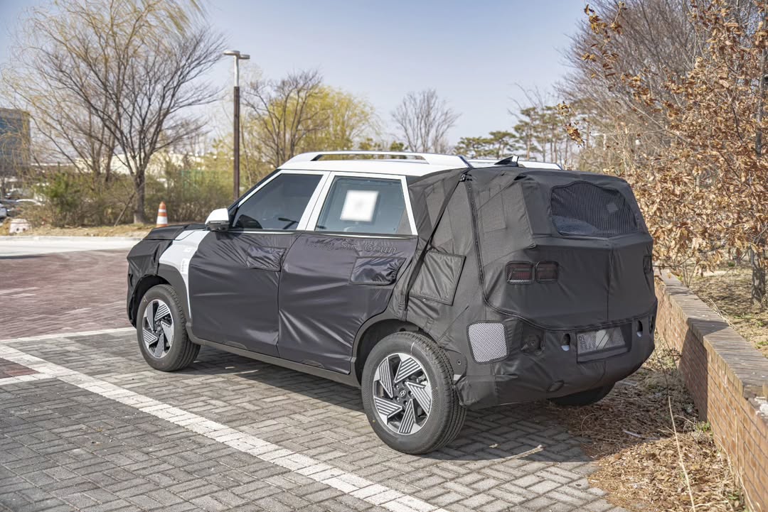 Hyundai Venue đời mới tiếp tục lộ diện trên đường: Thiết kế góc cạnh theo xu hướng Santa Fe, có ADAS cạnh tranh Raize, Sonet- Ảnh 4. Hyundai Venue đời mới tiếp tục lộ diện trên đường: Thiết kế góc cạnh theo xu hướng Santa Fe, có ADAS cạnh tranh Raize, Sonet- Ảnh 4.