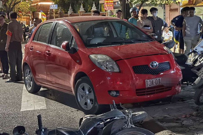 Hà Nội: Tạm đình chỉ trưởng công an xã liên quan đến vụ tai nạn liên hoàn 6 xe máy- Ảnh 1. Hà Nội: Tạm đình chỉ trưởng công an xã liên quan đến vụ tai nạn liên hoàn 6 xe máy- Ảnh 1.