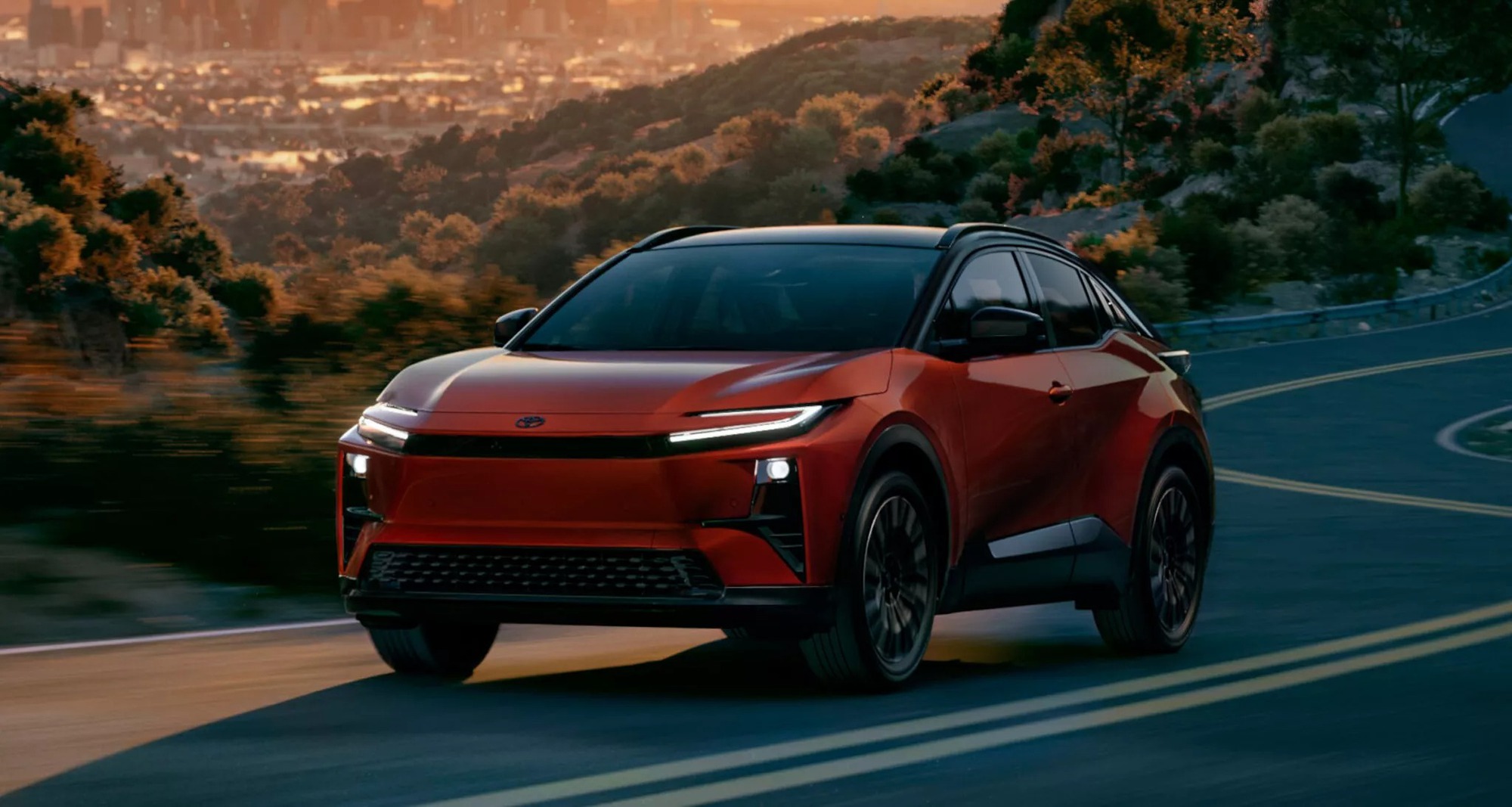 Toyota C-HR - SUV ‘chơi’ từng về Việt Nam có thêm bản điện, chạy 467km/sạc- Ảnh 2. Toyota C-HR - SUV ‘chơi’ từng về Việt Nam có thêm bản điện, chạy 467km/sạc- Ảnh 2.