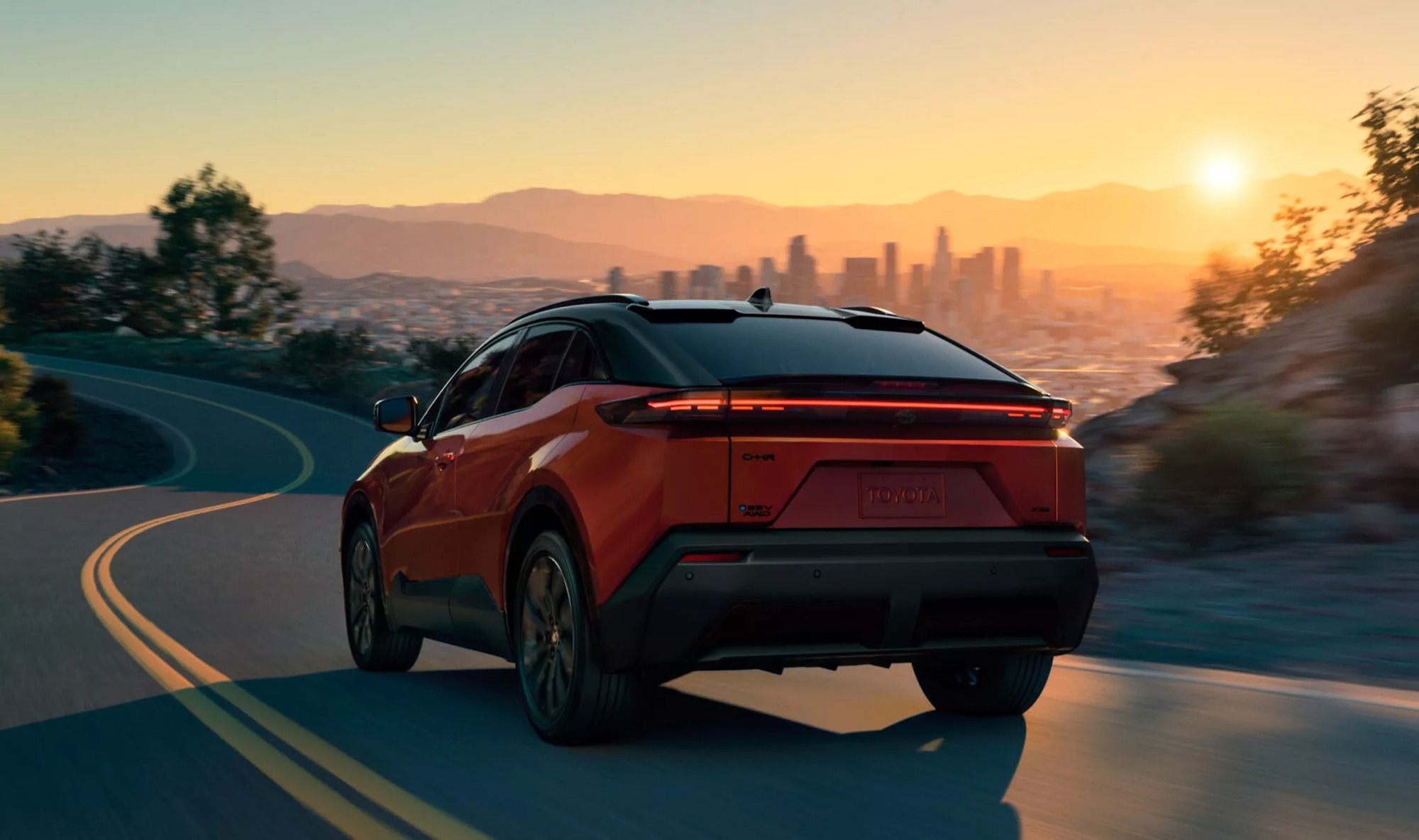 Toyota C-HR - SUV ‘chơi’ từng về Việt Nam có thêm bản điện, chạy 467km/sạc- Ảnh 3. Toyota C-HR - SUV ‘chơi’ từng về Việt Nam có thêm bản điện, chạy 467km/sạc- Ảnh 3.