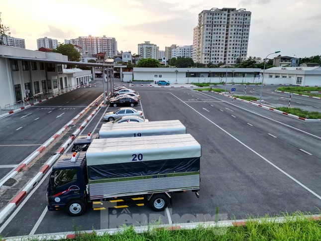 Sốt ruột cảnh ‘bất động’ tại trung tâm sát hạch lái xe- Ảnh 6. Sốt ruột cảnh ‘bất động’ tại trung tâm sát hạch lái xe- Ảnh 6.