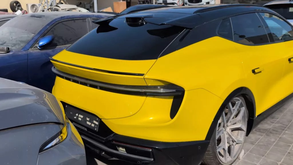 Bãi phụ tùng 'tháo xe' toàn Rolls-Royce, Bentley, Lamborghini, Ferrari... cho người chơi siêu xe 'hệ tiết kiệm'- Ảnh 4. Bãi phụ tùng 'tháo xe' toàn Rolls-Royce, Bentley, Lamborghini, Ferrari... cho người chơi siêu xe 'hệ tiết kiệm'- Ảnh 4.