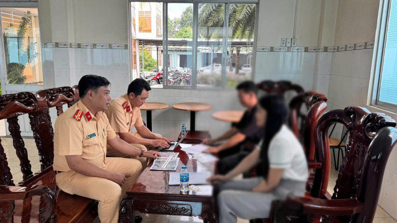 Người phụ nữ tạt đầu, đập vỡ kính ô tô khiến cả phố bức xúc: Mối quan hệ của 2 người- Ảnh 1. Người phụ nữ tạt đầu, đập vỡ kính ô tô khiến cả phố bức xúc: Mối quan hệ của 2 người- Ảnh 1.