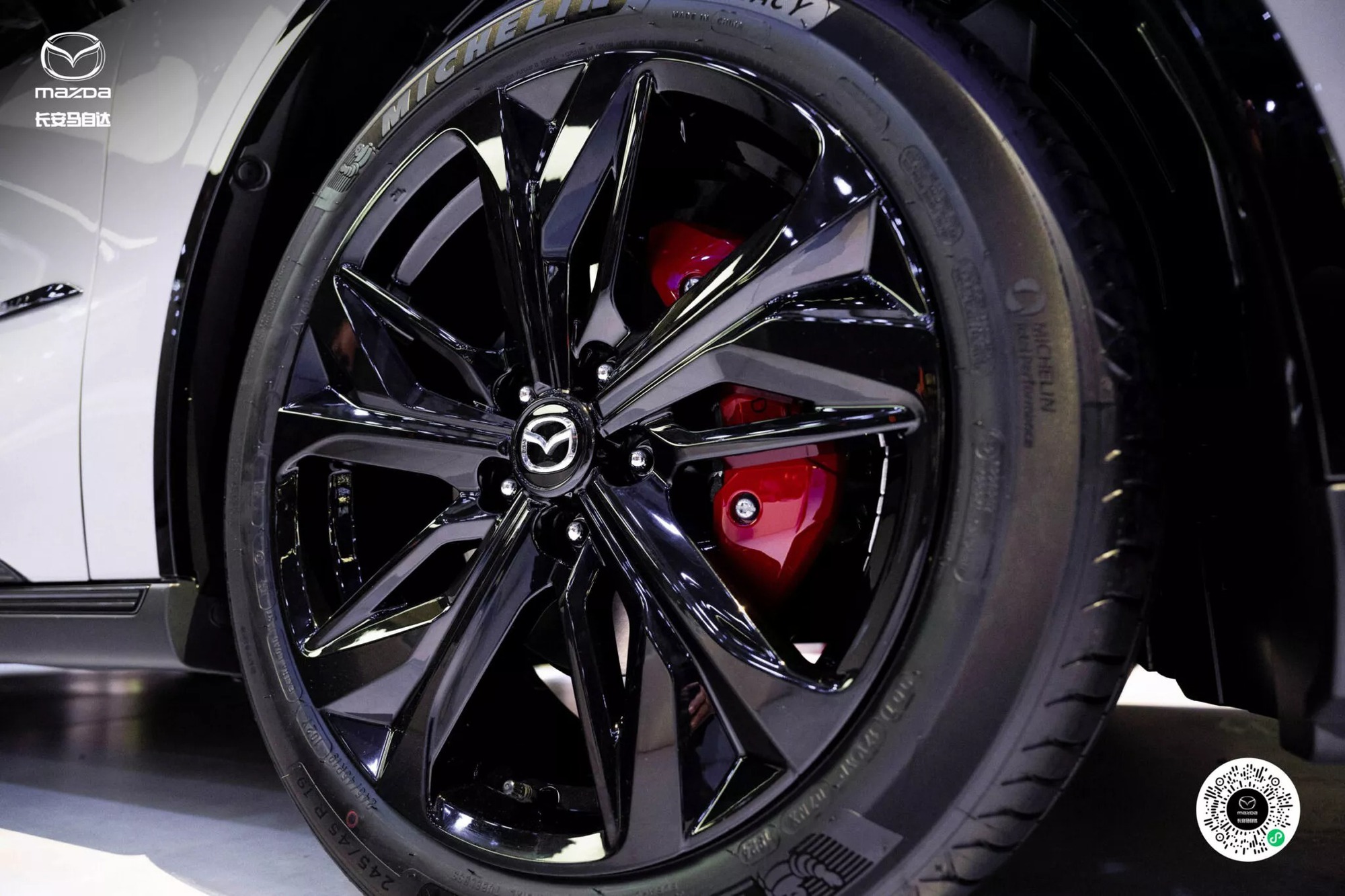Mazda 6e có bản thể thao: Mâm đen bóng, cùm phanh đỏ, vô-lăng có chi tiết giống xe đua, ghế bọc Alcantara, động cơ không đổi- Ảnh 9. Mazda 6e có bản thể thao: Mâm đen bóng, cùm phanh đỏ, vô-lăng có chi tiết giống xe đua, ghế bọc Alcantara, động cơ không đổi- Ảnh 9.
