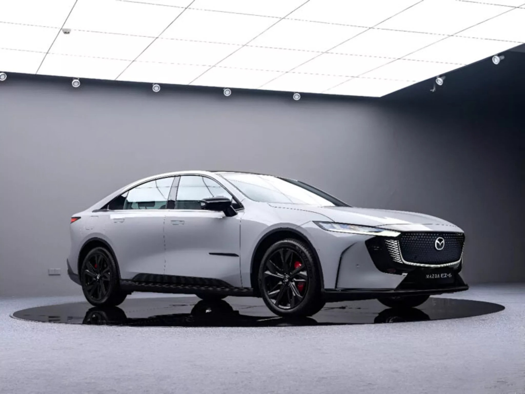 Mazda 6e có bản thể thao: Mâm đen bóng, cùm phanh đỏ, vô-lăng có chi tiết giống xe đua, ghế bọc Alcantara, động cơ không đổi- Ảnh 4. Mazda 6e có bản thể thao: Mâm đen bóng, cùm phanh đỏ, vô-lăng có chi tiết giống xe đua, ghế bọc Alcantara, động cơ không đổi- Ảnh 4.