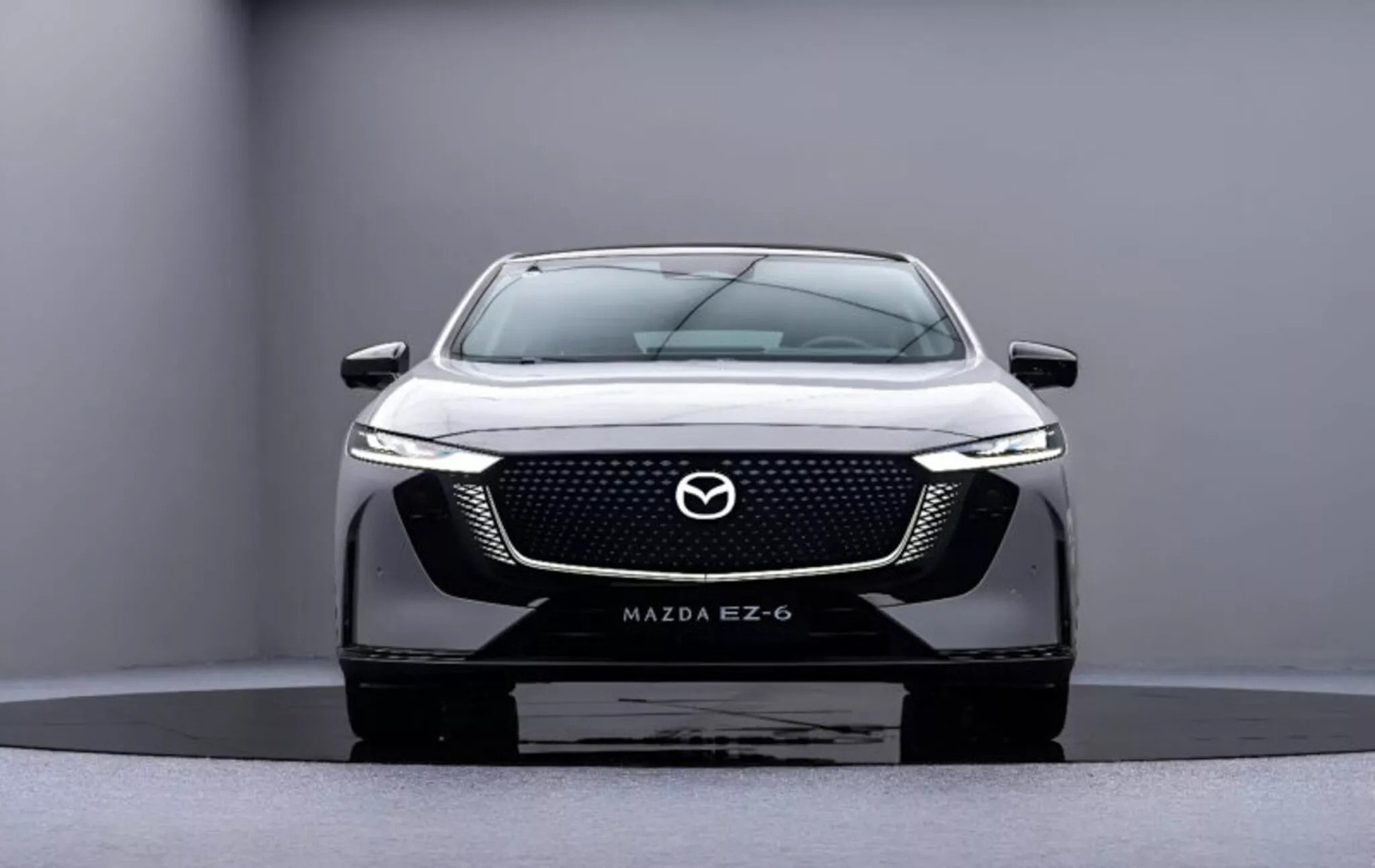 Mazda 6e có bản thể thao: Mâm đen bóng, cùm phanh đỏ, vô-lăng có chi tiết giống xe đua, ghế bọc Alcantara, động cơ không đổi- Ảnh 6. Mazda 6e có bản thể thao: Mâm đen bóng, cùm phanh đỏ, vô-lăng có chi tiết giống xe đua, ghế bọc Alcantara, động cơ không đổi- Ảnh 6.