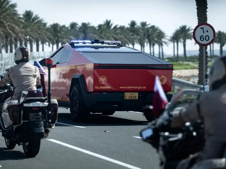 Công du Qatar, tổng thống Mỹ được hộ tống bằng dàn xe 'không ngờ tới': Cặp Tesla Cybertruck màu đỏ và hàng chục kỵ đà- Ảnh 3. Công du Qatar, tổng thống Mỹ được hộ tống bằng dàn xe 'không ngờ tới': Cặp Tesla Cybertruck màu đỏ và hàng chục kỵ đà- Ảnh 3.