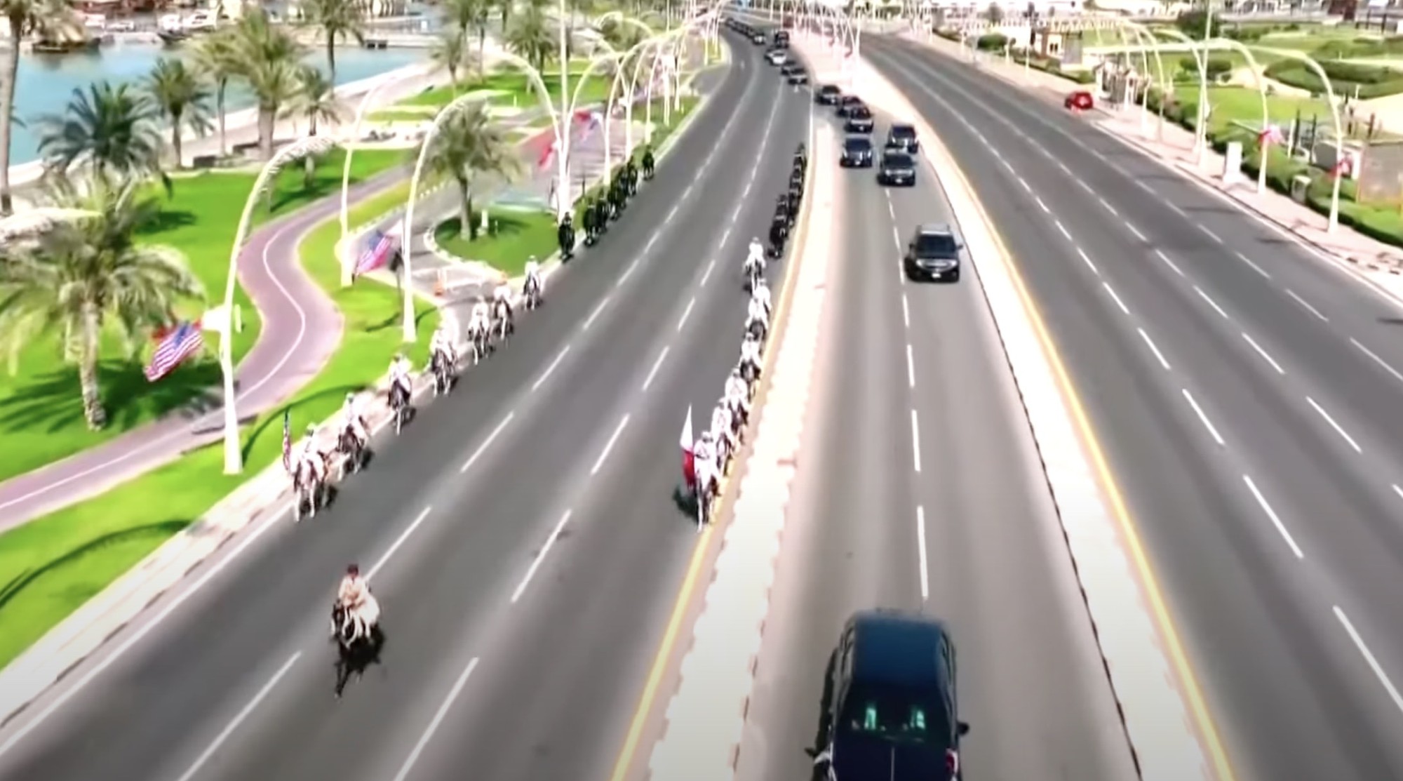 Công du Qatar, tổng thống Mỹ được hộ tống bằng dàn xe 'không ngờ tới': Cặp Tesla Cybertruck màu đỏ và hàng chục kỵ đà- Ảnh 4. Công du Qatar, tổng thống Mỹ được hộ tống bằng dàn xe 'không ngờ tới': Cặp Tesla Cybertruck màu đỏ và hàng chục kỵ đà- Ảnh 4.