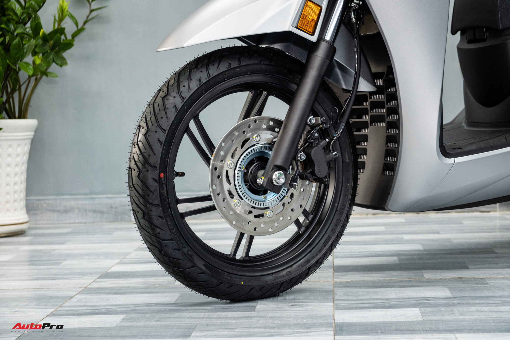 Lô Honda SH 350i 2025 nhập Ý đầu tiên về Việt Nam: Giá nước ngoài từ 174 triệu, bản tương tự ở Việt Nam chỉ 151 triệu đồng- Ảnh 6.