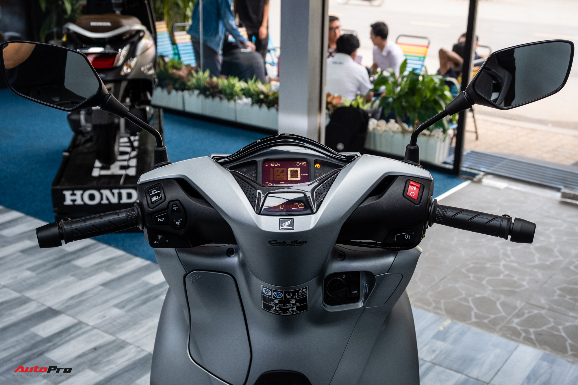 Lô Honda SH 350i 2025 nhập Ý đầu tiên về Việt Nam: Giá nước ngoài từ 174 triệu, bản tương tự ở Việt Nam chỉ 151 triệu đồng- Ảnh 9.