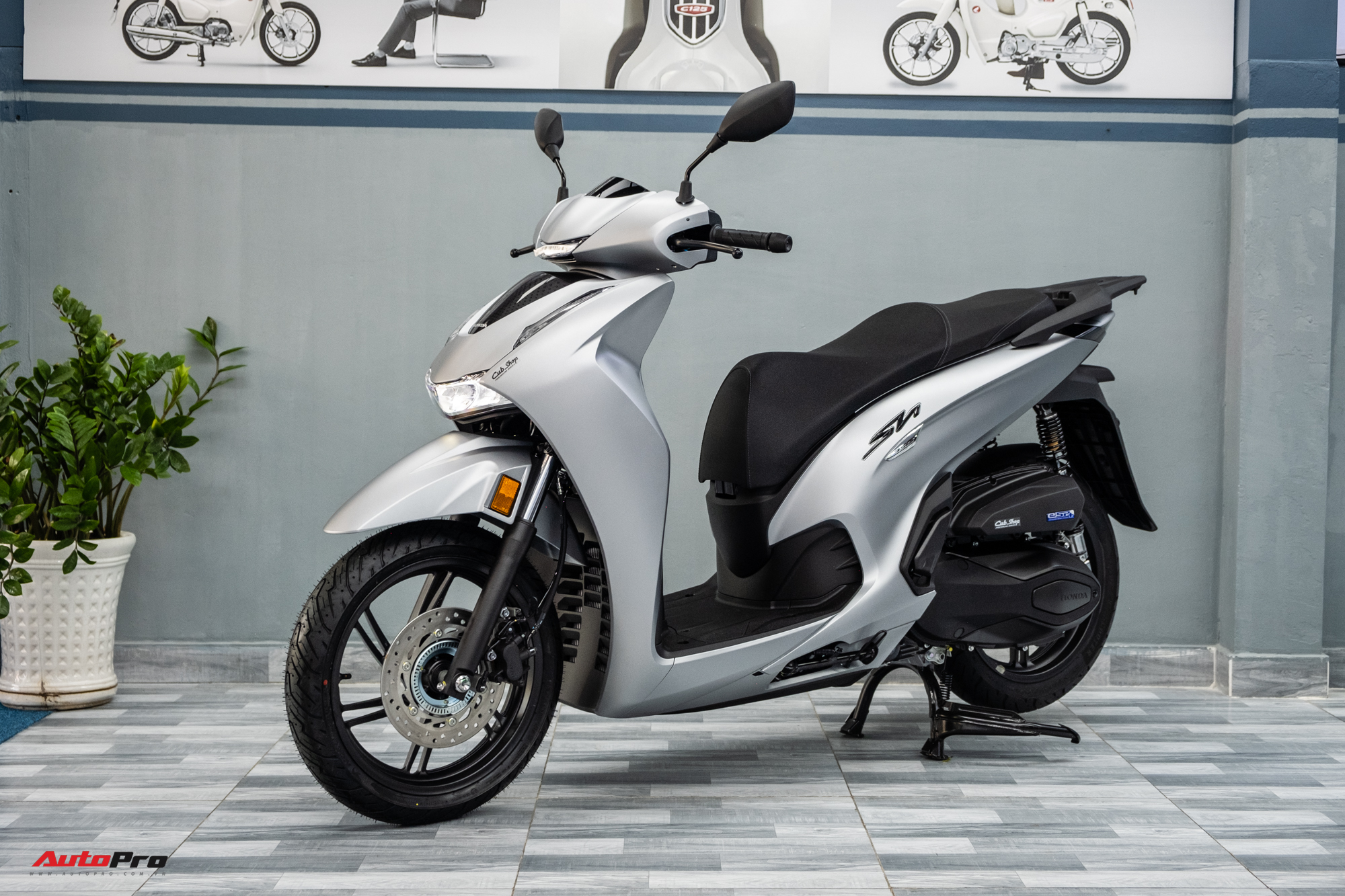 Lô Honda SH 350i 2025 nhập Ý đầu tiên về Việt Nam: Giá nước ngoài từ 174 triệu, bản tương tự ở Việt Nam chỉ 151 triệu đồng- Ảnh 2.