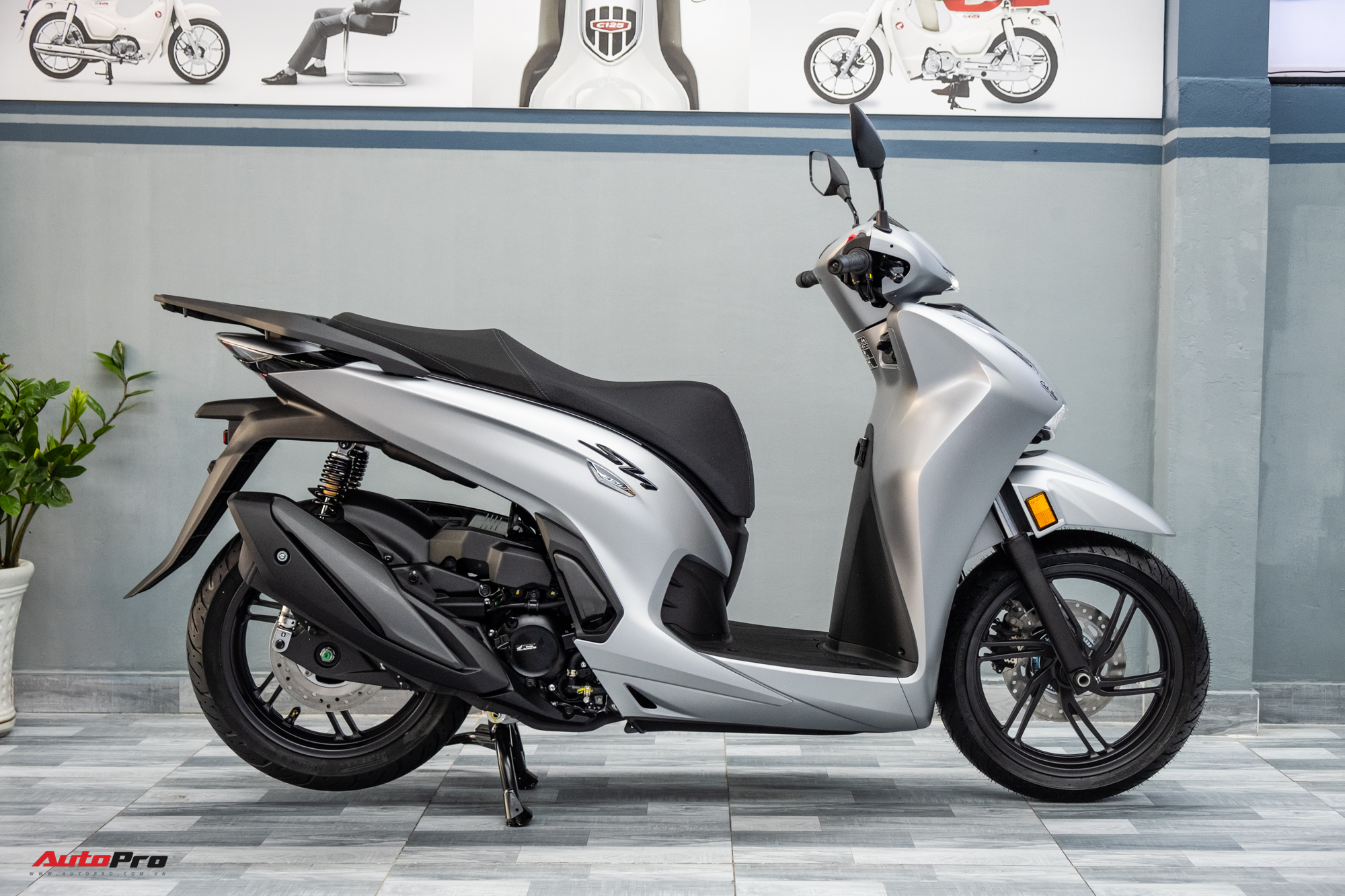 Lô Honda SH 350i 2025 nhập Ý đầu tiên về Việt Nam: Giá nước ngoài từ 174 triệu, bản tương tự ở Việt Nam chỉ 151 triệu đồng- Ảnh 3.