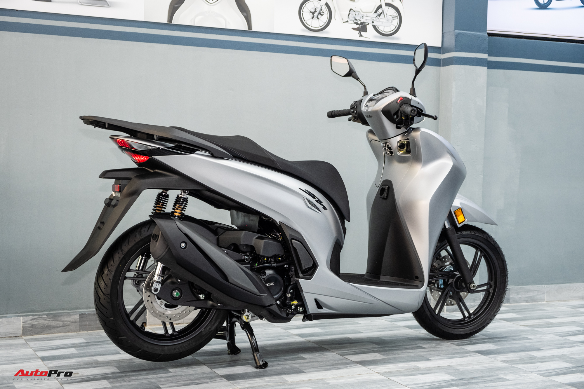 Lô Honda SH 350i 2025 nhập Ý đầu tiên về Việt Nam: Giá nước ngoài từ 174 triệu, bản tương tự ở Việt Nam chỉ 151 triệu đồng- Ảnh 8.