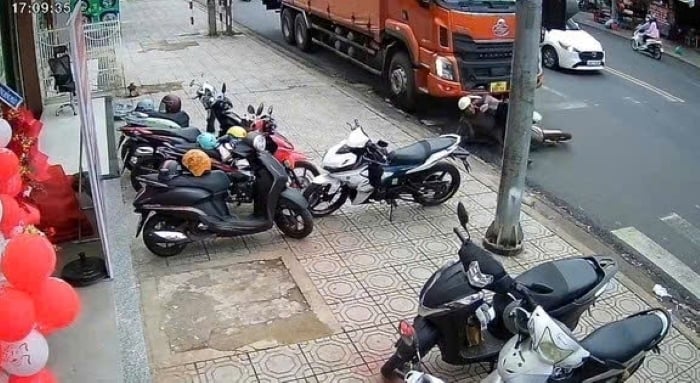 Tạm giữ tài xế xe tải 'không người lái' cán chết người khi chở đèn đỏ- Ảnh 1. Tạm giữ tài xế xe tải 'không người lái' cán chết người khi chở đèn đỏ- Ảnh 1.