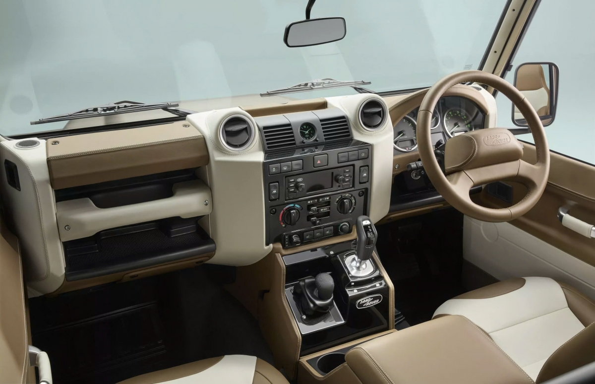 Land Rover Defender V8 “mới-mà-cũ” đầy mê hoặc, giá gần 7 tỷ đồng- Ảnh 9. Land Rover Defender V8 “mới-mà-cũ” đầy mê hoặc, giá gần 7 tỷ đồng- Ảnh 9.