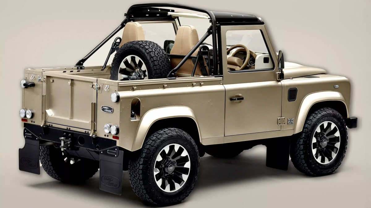 Land Rover Defender V8 “mới-mà-cũ” đầy mê hoặc, giá gần 7 tỷ đồng- Ảnh 1. Land Rover Defender V8 “mới-mà-cũ” đầy mê hoặc, giá gần 7 tỷ đồng- Ảnh 1.