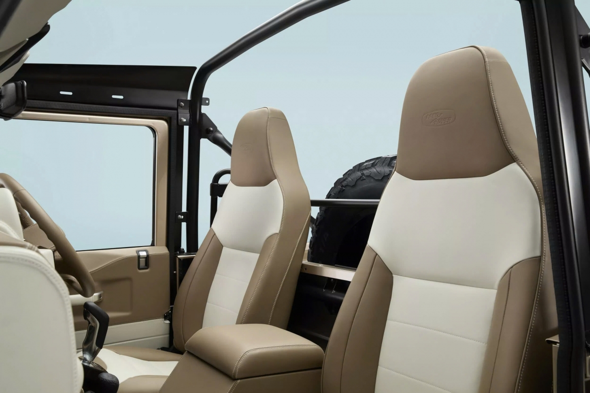 Land Rover Defender V8 “mới-mà-cũ” đầy mê hoặc, giá gần 7 tỷ đồng- Ảnh 8. Land Rover Defender V8 “mới-mà-cũ” đầy mê hoặc, giá gần 7 tỷ đồng- Ảnh 8.