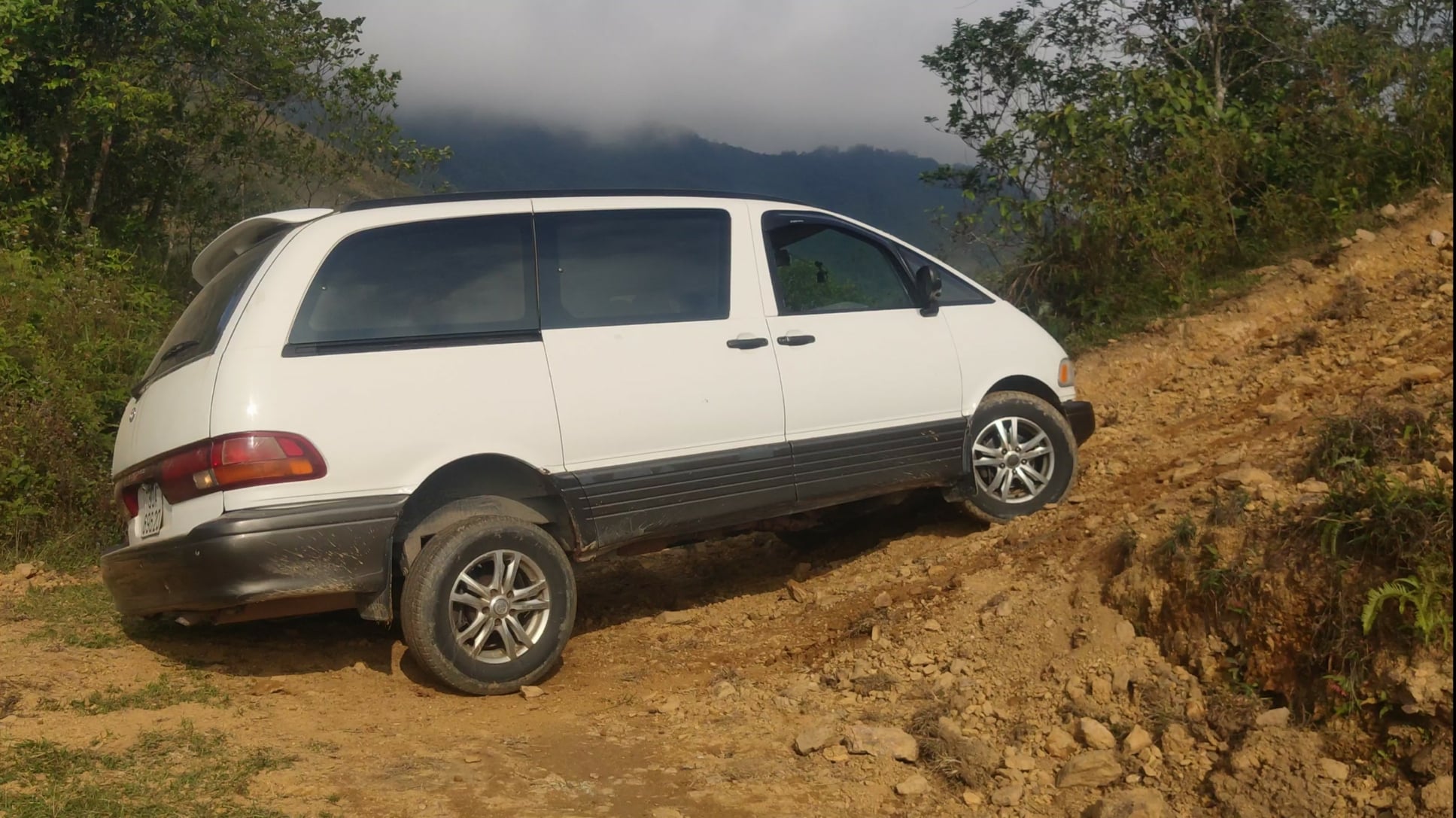 Đem Toyota Previa 35 năm tuổi lên rừng, xuống biển, chủ xe chia sẻ: ‘Biết chăm thì đi bao nhiêu, đời sâu mấy cũng chạy tốt’- Ảnh 9.