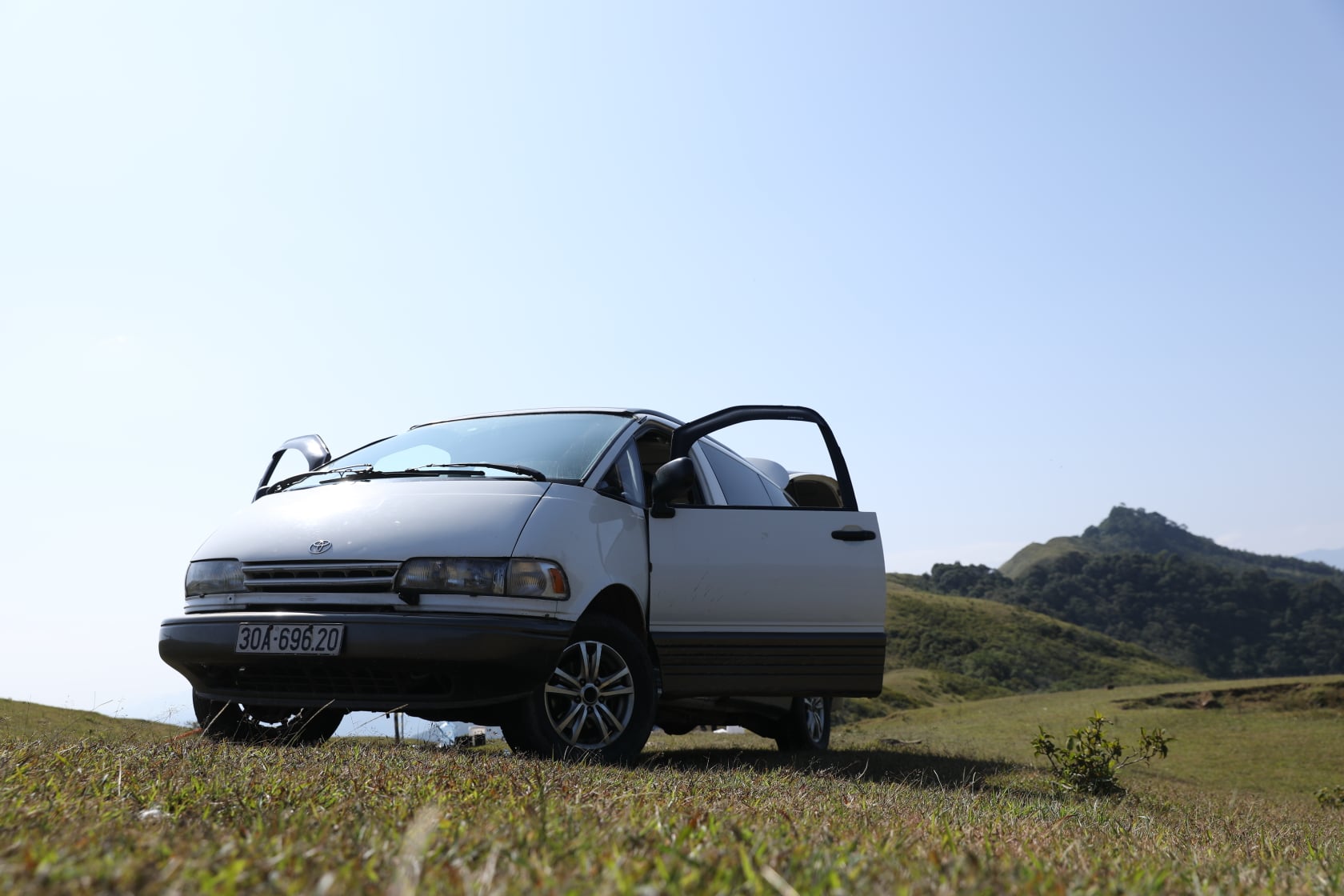 Đem Toyota Previa 35 năm tuổi lên rừng, xuống biển, chủ xe chia sẻ: ‘Biết chăm thì đi bao nhiêu, đời sâu mấy cũng chạy tốt’- Ảnh 14.