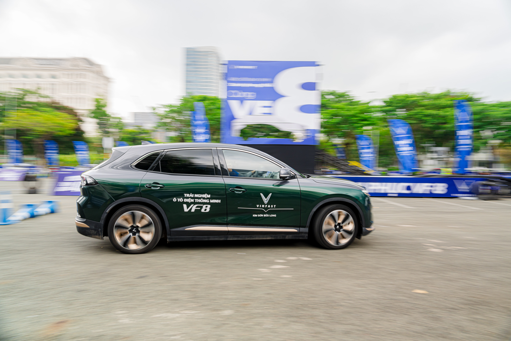 VinFast VF 8 'leo trèo' như xe off-road, lộ diện một số nâng cấp mà ít người để ý- Ảnh 5. VinFast VF 8 'leo trèo' như xe off-road, lộ diện một số nâng cấp mà ít người để ý- Ảnh 5.