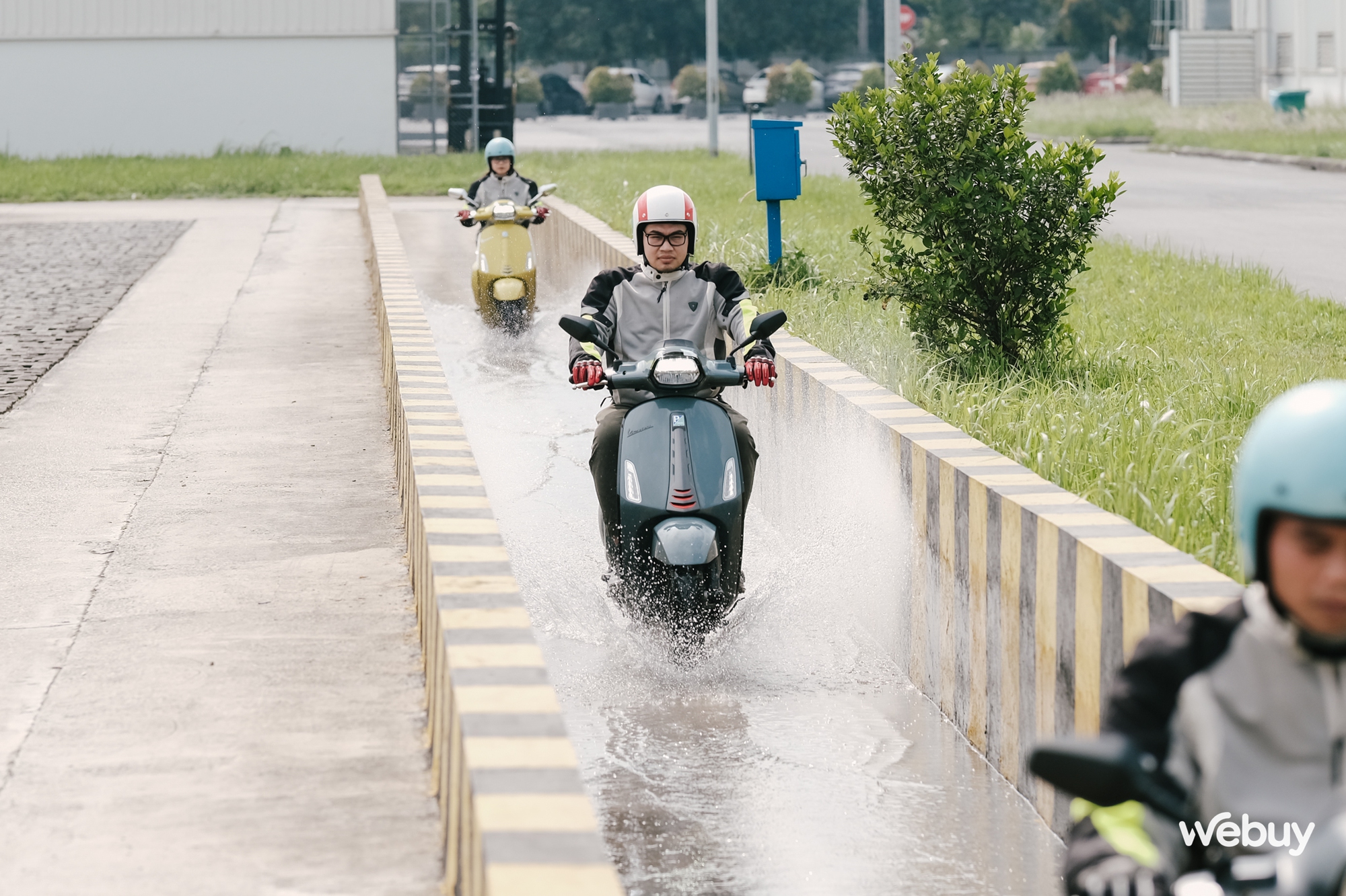 Ghé thăm nhà máy Piaggio top đầu thế giới, trải nghiệm xe: Vespa Primavera êm ái cho phái nữ, Sprint bốc mạnh cho người mê thể thao- Ảnh 21. Ghé thăm nhà máy Piaggio top đầu thế giới, trải nghiệm xe: Vespa Primavera êm ái cho phái nữ, Sprint bốc mạnh cho người mê thể thao- Ảnh 21.