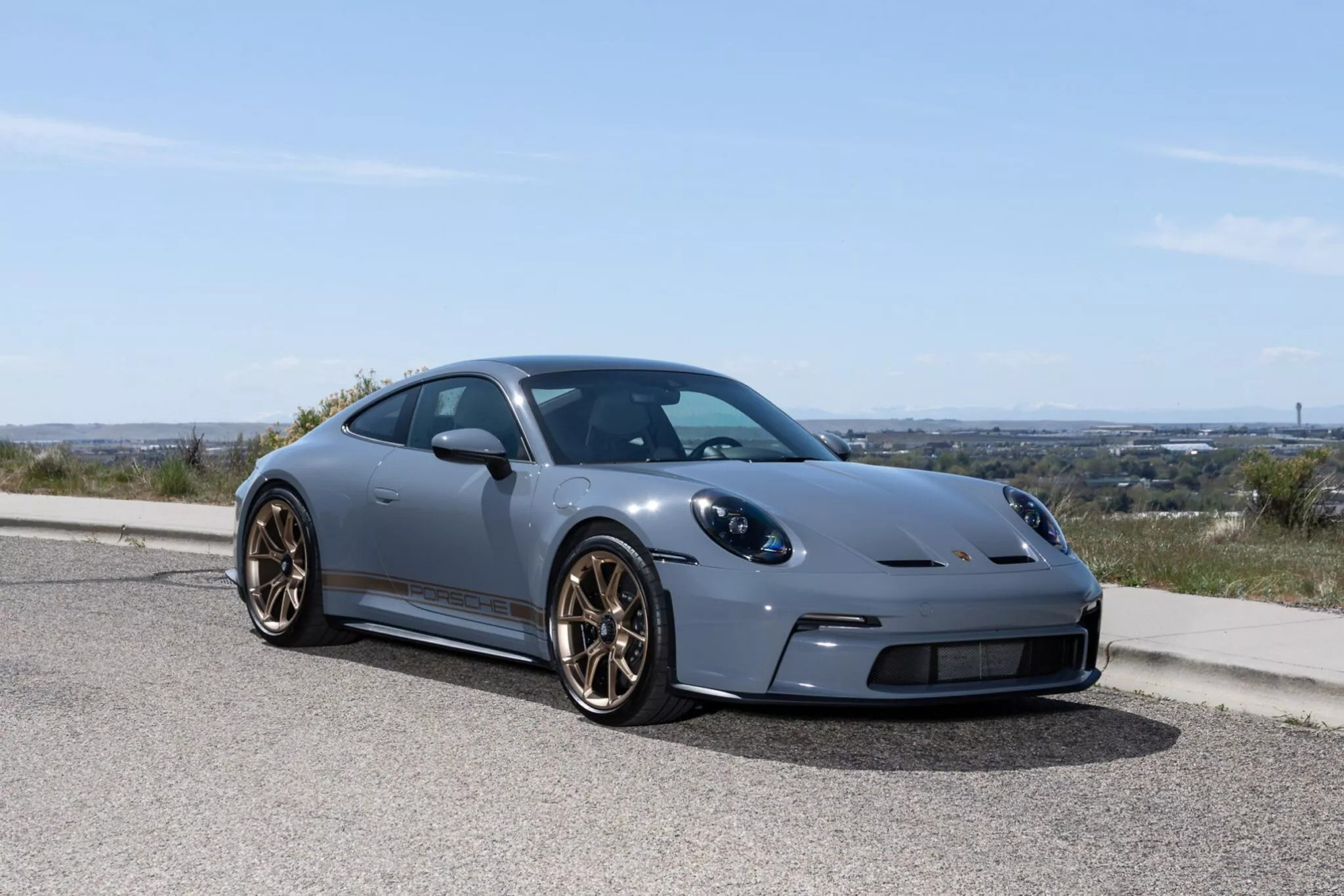 Chiếc Porsche bị đâm, sửa hết hơn 800 triệu đồng nhưng bán lại đắt hơn xe mới, lý do đến từ một số chi tiết hàng thửa- Ảnh 2. Chiếc Porsche bị đâm, sửa hết hơn 800 triệu đồng nhưng bán lại đắt hơn xe mới, lý do đến từ một số chi tiết hàng thửa- Ảnh 2.