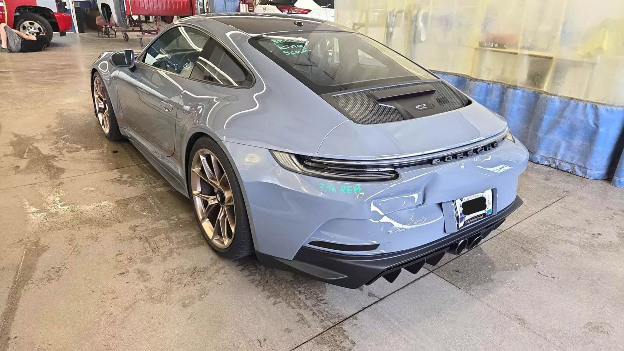 Chiếc Porsche bị đâm, sửa hết hơn 800 triệu đồng nhưng bán lại đắt hơn xe mới, lý do đến từ một số chi tiết hàng thửa- Ảnh 3. Chiếc Porsche bị đâm, sửa hết hơn 800 triệu đồng nhưng bán lại đắt hơn xe mới, lý do đến từ một số chi tiết hàng thửa- Ảnh 3.