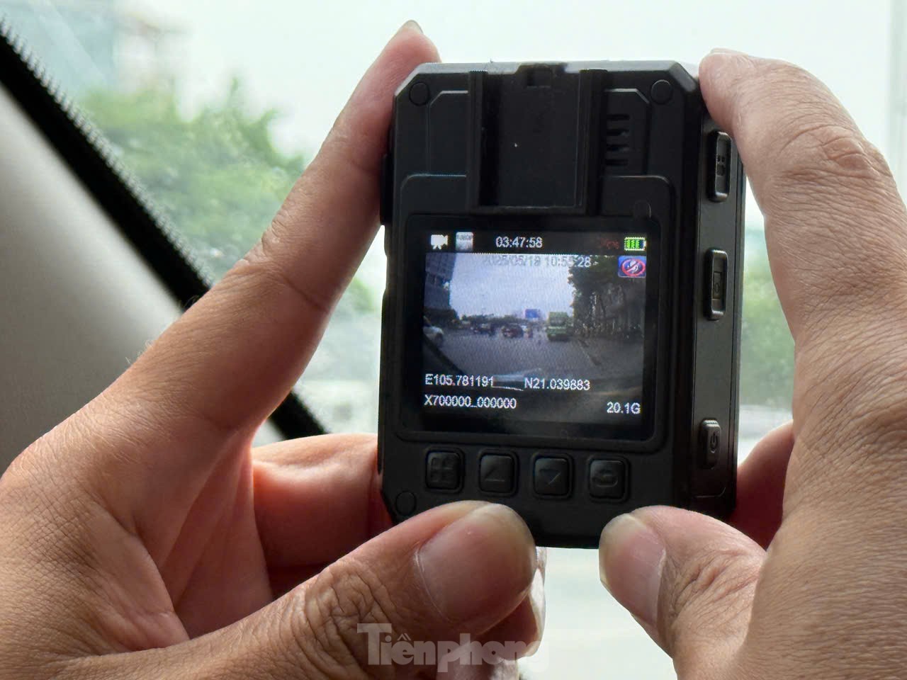 CSGT Hà Nội dùng camera chuyên dụng ghi hình xử lý loạt xe khách vi phạm- Ảnh 1. CSGT Hà Nội dùng camera chuyên dụng ghi hình xử lý loạt xe khách vi phạm- Ảnh 1.