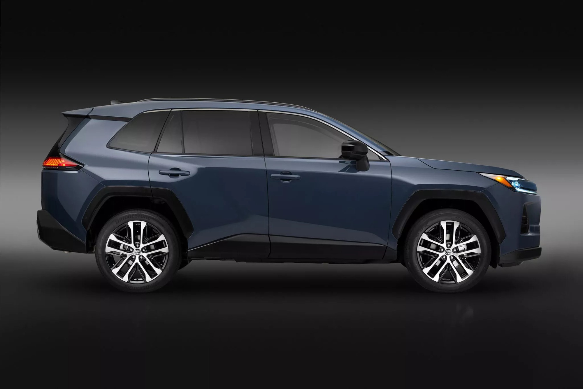 Toyota RAV4 thế hệ mới ra mắt: Đấu Honda CR-V bằng màn lớn, chỉ còn hybrid, mạnh tới 320 mã lực, chạy không xăng 80km/sạc- Ảnh 13. Toyota RAV4 thế hệ mới ra mắt: Đấu Honda CR-V bằng màn lớn, chỉ còn hybrid, mạnh tới 320 mã lực, chạy không xăng 80km/sạc- Ảnh 13.