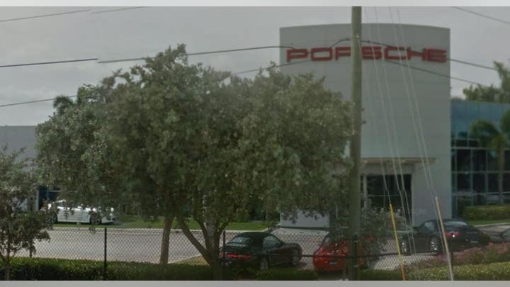 Bỏ tiền tỷ mua xe Porsche mà vẫn bị thế này: Bị phớt lờ khi đặt xe, đổi chỗ mua thì bị miệt thị, lời giải thích sau đó còn tệ hơn- Ảnh 3.